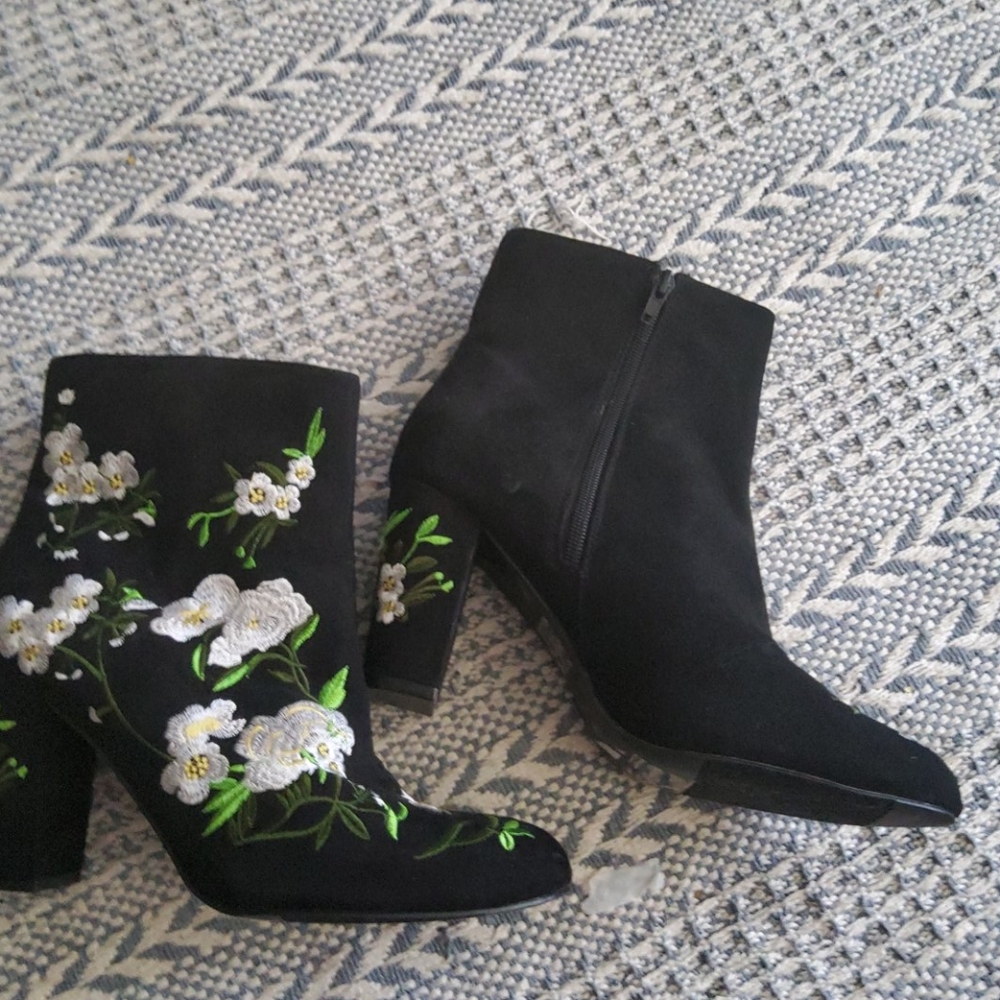 Botas - Picture 2 of 4